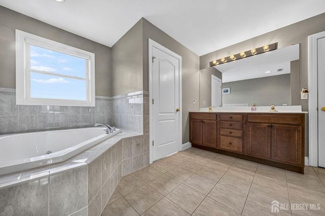 5 Adam Court, Monroe, NJ 08831