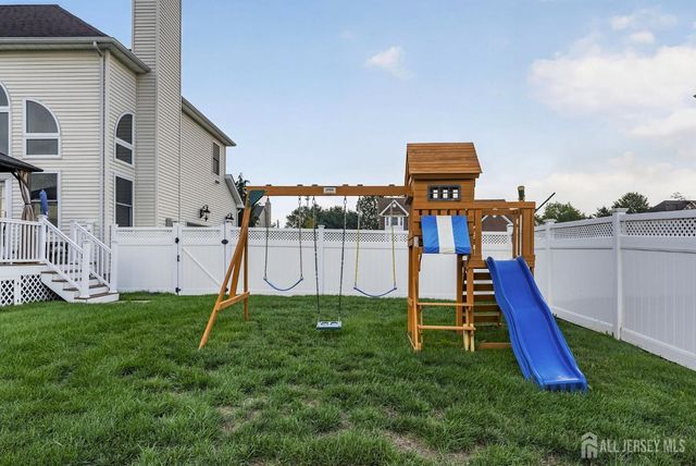 5 Adam Court, Monroe, NJ 08831