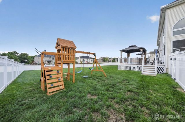 5 Adam Court, Monroe, NJ 08831