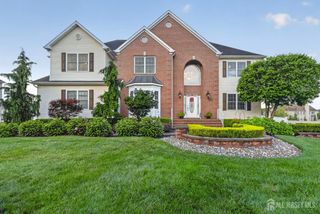 5 Adam Court, Monroe, NJ 08831