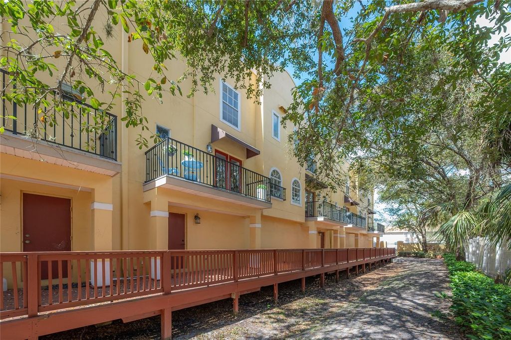 Image 44 of property listing at 3308 LAS CAMPOS PLACE, Tampa, FL 33611