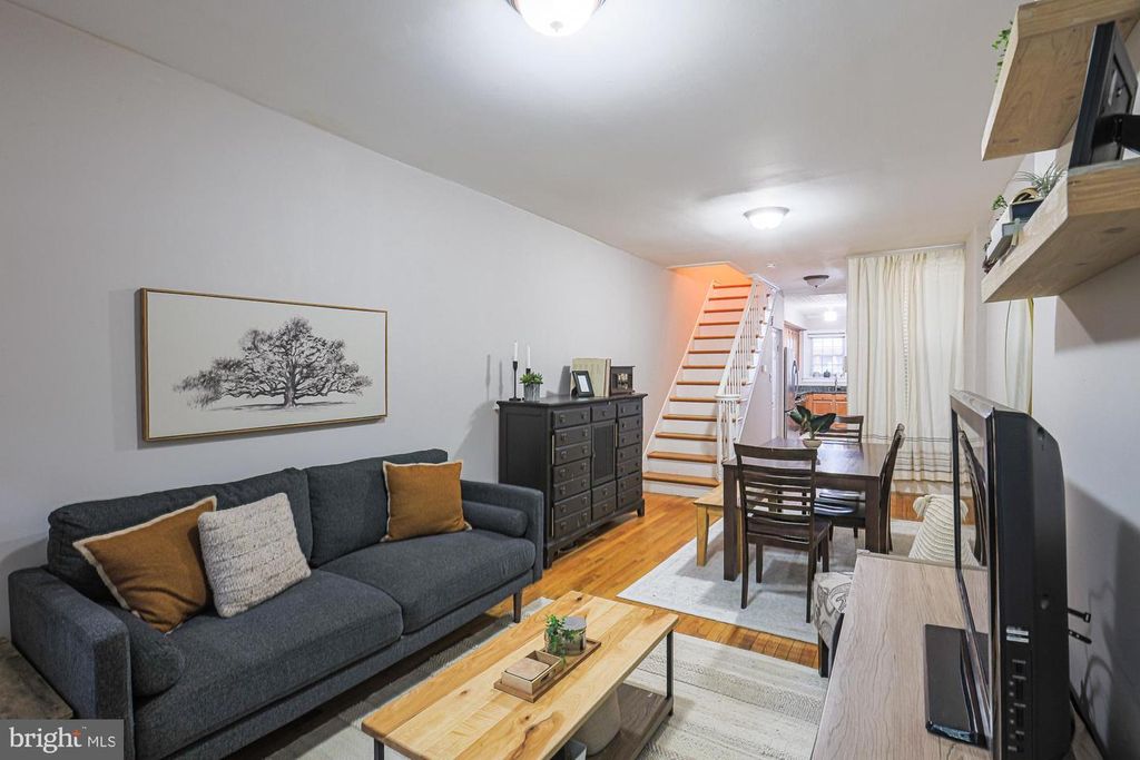 Image 4 of property listing at 1010 S BOULDIN ST, Baltimore, MD 21224