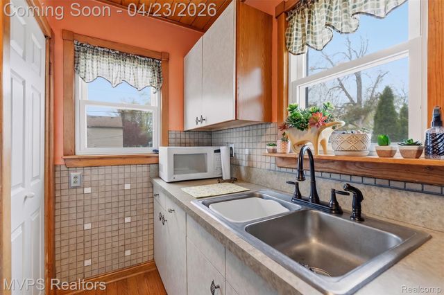 907 Batavia Avenue, Royal Oak, MI 48067