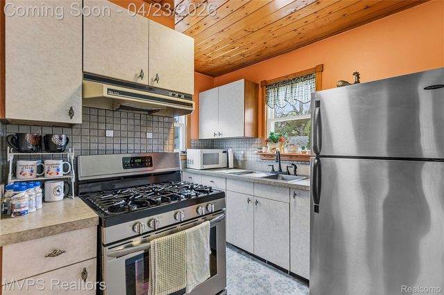 907 Batavia Avenue, Royal Oak, MI 48067