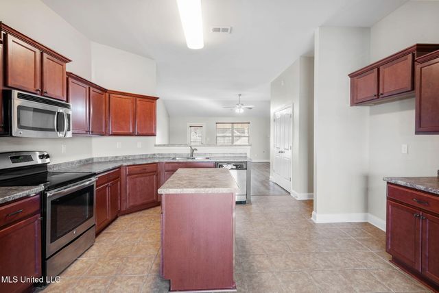 2163 Woodridge Drive, Southaven, MS 38672