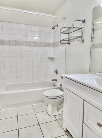11899 Algonquin Drive 5, Houston, TX 77089
