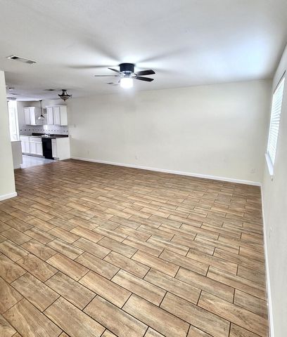 11899 Algonquin Drive 5, Houston, TX 77089