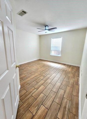 11899 Algonquin Drive 5, Houston, TX 77089