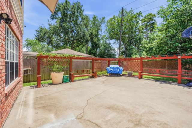 531 W North Hill Drive, Spring, TX 77388