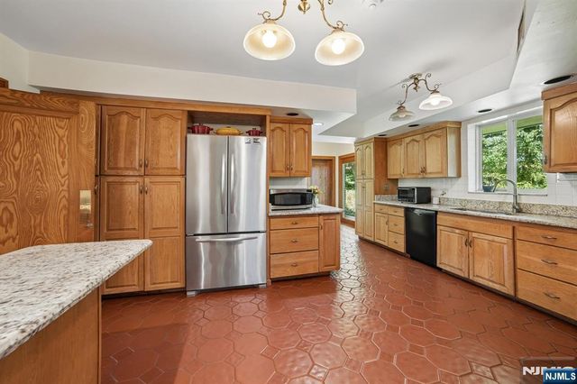 157 Sussex Road, Tenafly, NJ 07670