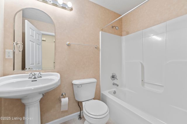 4702 Chenoweth Run Rd, Louisville, KY 40299