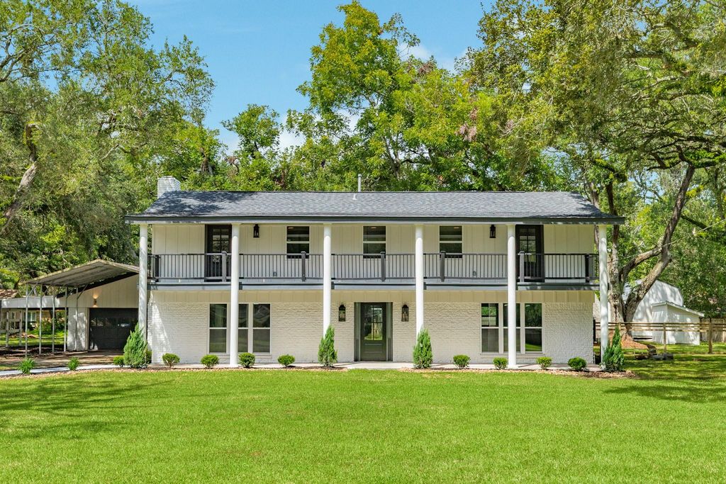 656 County Road 698c, Angleton, TX 77515