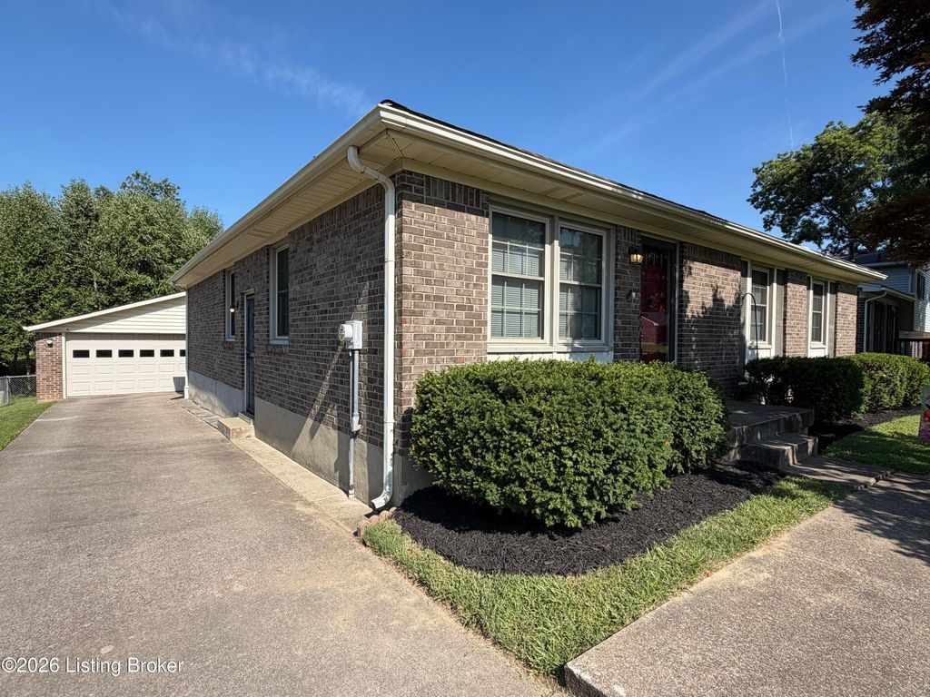5902 Bucks Ln, Louisville, KY 40291