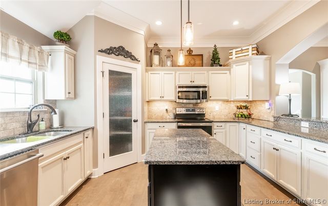 3424 Royal Lake Drive, Floyds Knobs, IN 47119