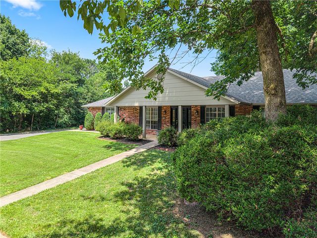 2150 Ball Avenue, Fayetteville, AR 72703