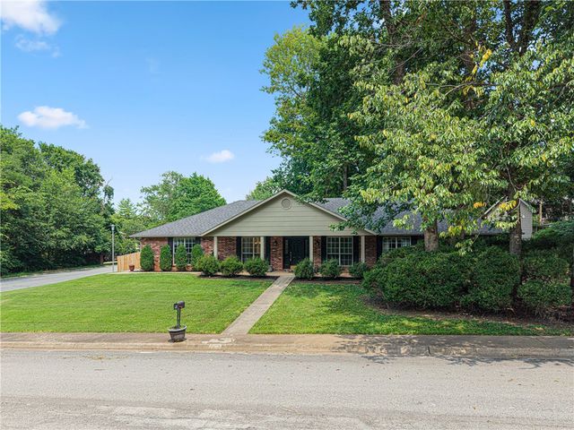 2150 Ball Avenue, Fayetteville, AR 72703