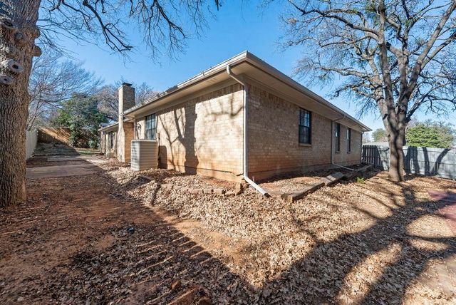 903 Elmwood Court, Euless, TX 76039