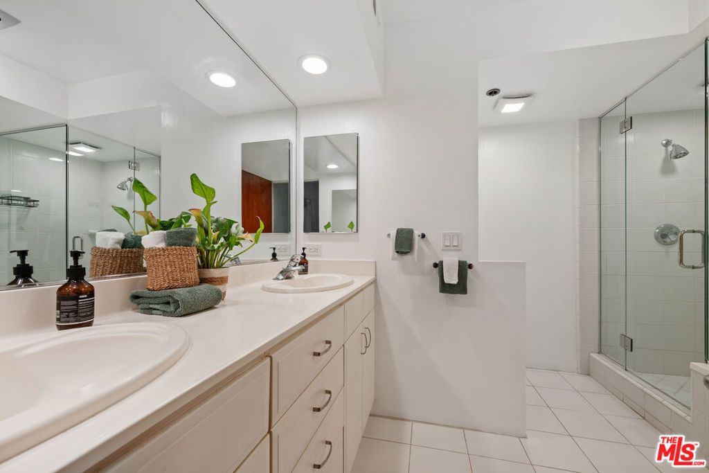 Image 17 of property listing at 2960 Neilson Way 103, Santa Monica, CA 90405