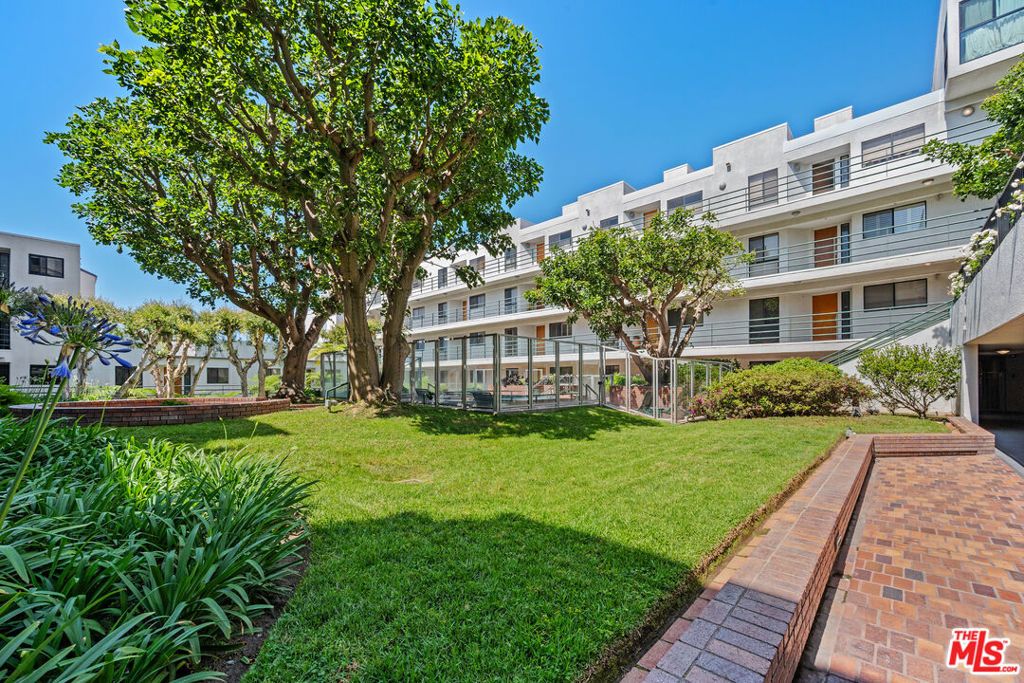 Image 25 of property listing at 2960 Neilson Way 103, Santa Monica, CA 90405
