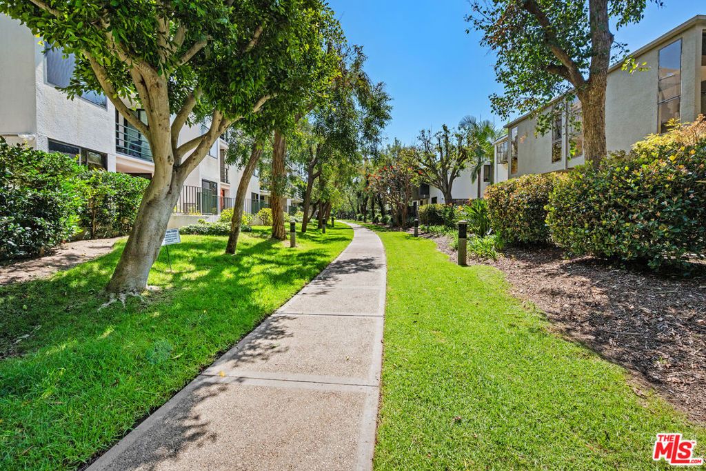 Image 29 of property listing at 2960 Neilson Way 103, Santa Monica, CA 90405