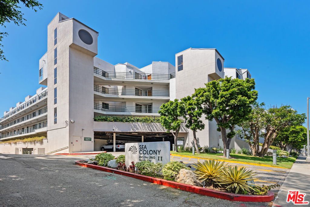 Image 35 of property listing at 2960 Neilson Way 103, Santa Monica, CA 90405