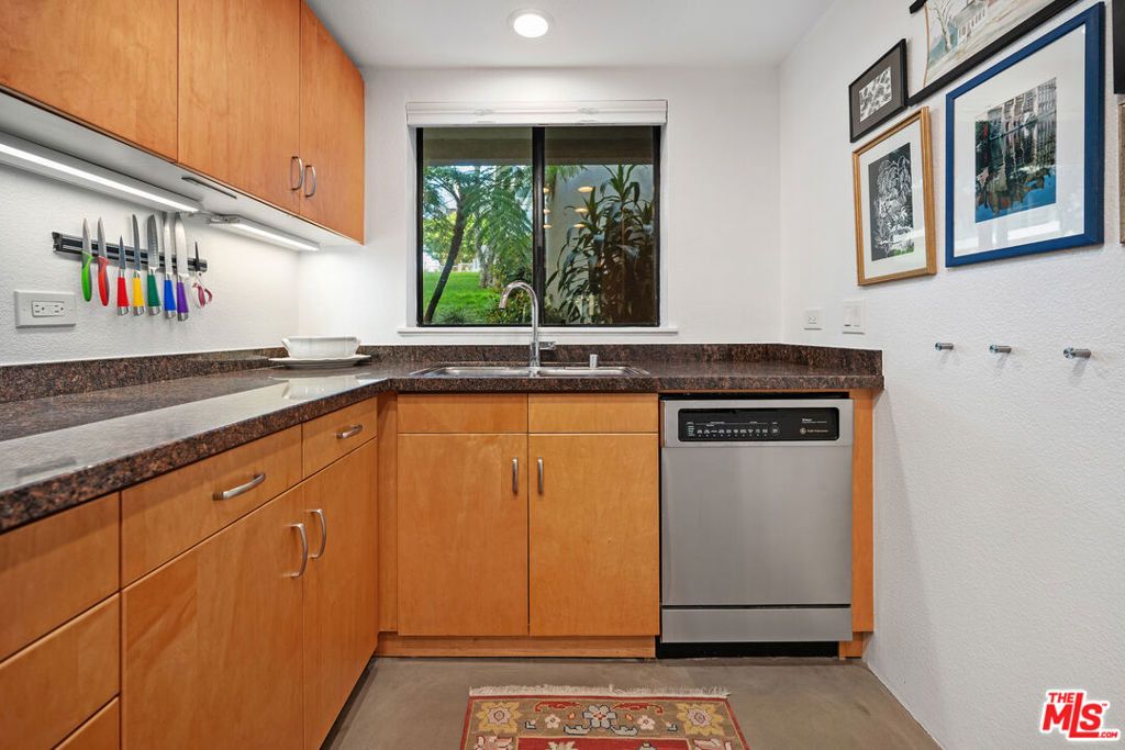 Image 4 of property listing at 2960 Neilson Way 103, Santa Monica, CA 90405