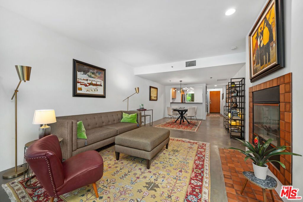 Image 8 of property listing at 2960 Neilson Way 103, Santa Monica, CA 90405