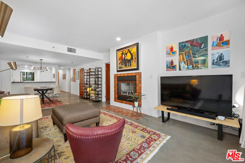 Image 9 of property listing at 2960 Neilson Way 103, Santa Monica, CA 90405