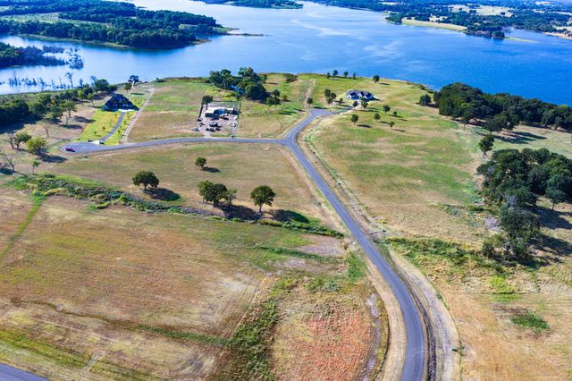 315 Lakewood Lane, Honey Grove, TX 75446