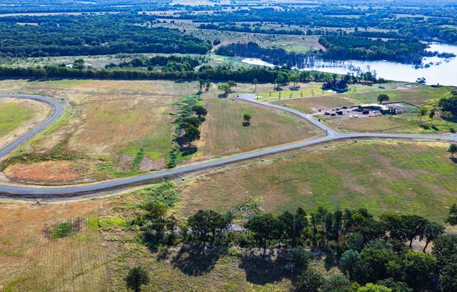315 Lakewood Lane, Honey Grove, TX 75446