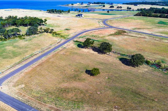 315 Lakewood Lane, Honey Grove, TX 75446