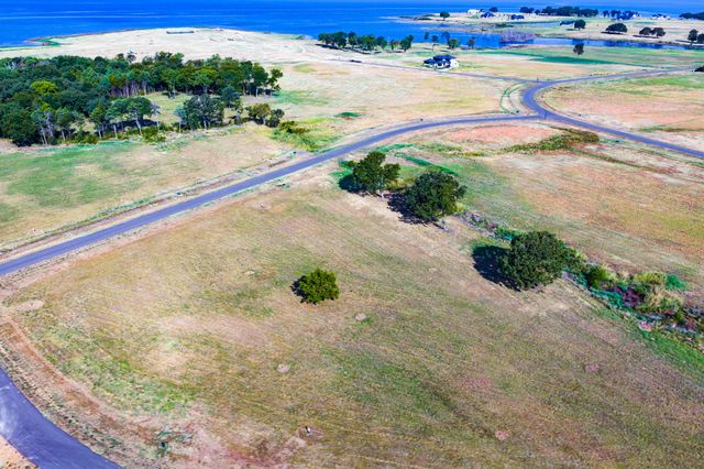 315 Lakewood Lane, Honey Grove, TX 75446