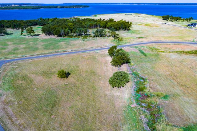 315 Lakewood Lane, Honey Grove, TX 75446