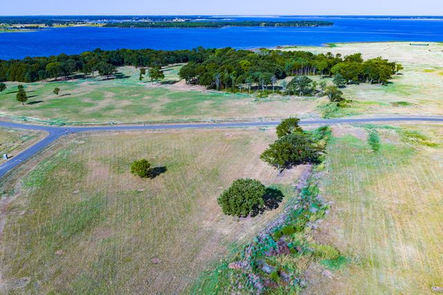 315 Lakewood Lane, Honey Grove, TX 75446