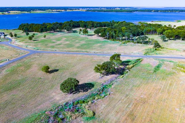 315 Lakewood Lane, Honey Grove, TX 75446