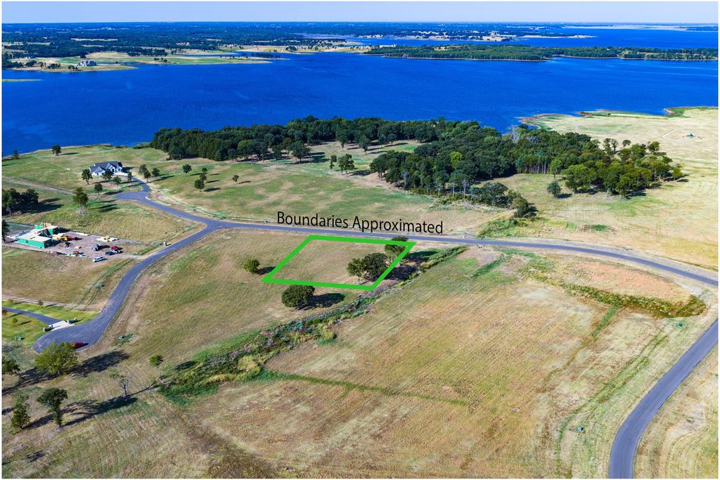 315 Lakewood Lane, Honey Grove, TX 75446