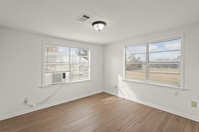 105 W Linney Street, Dayton, TX 77535