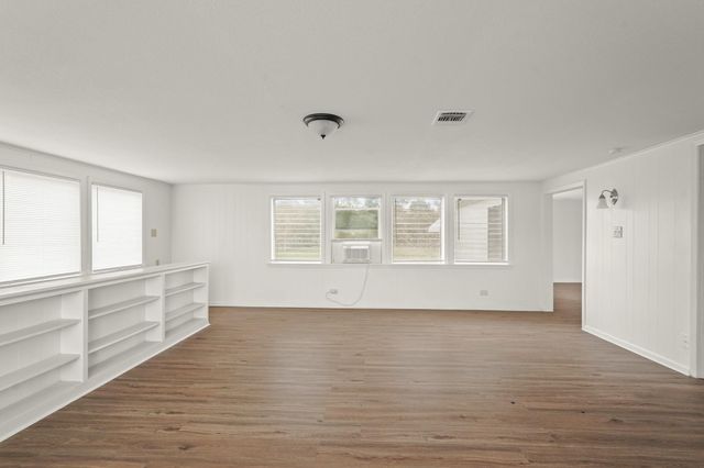 105 W Linney Street, Dayton, TX 77535