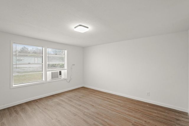 105 W Linney Street, Dayton, TX 77535