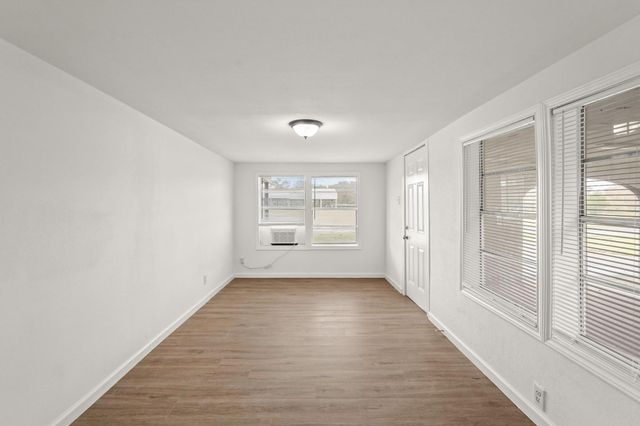 105 W Linney Street, Dayton, TX 77535