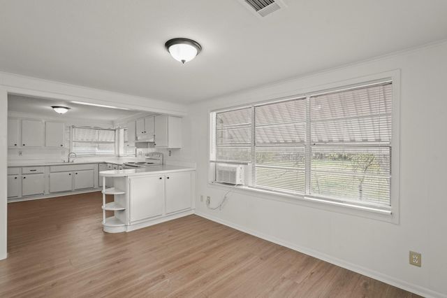 105 W Linney Street, Dayton, TX 77535