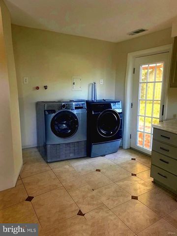 868 JEFFERSON AVE, Charles Town, WV 25414