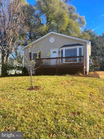 868 JEFFERSON AVE, Charles Town, WV 25414
