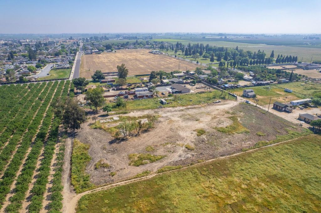 Image 10 of property listing at 465 6th Avenue Drive, Kingsburg, CA 93631