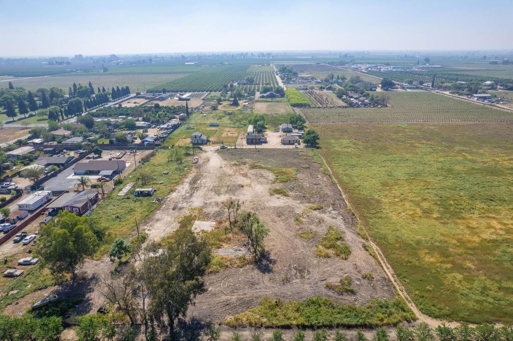 Image 12 of property listing at 465 6th Avenue Drive, Kingsburg, CA 93631