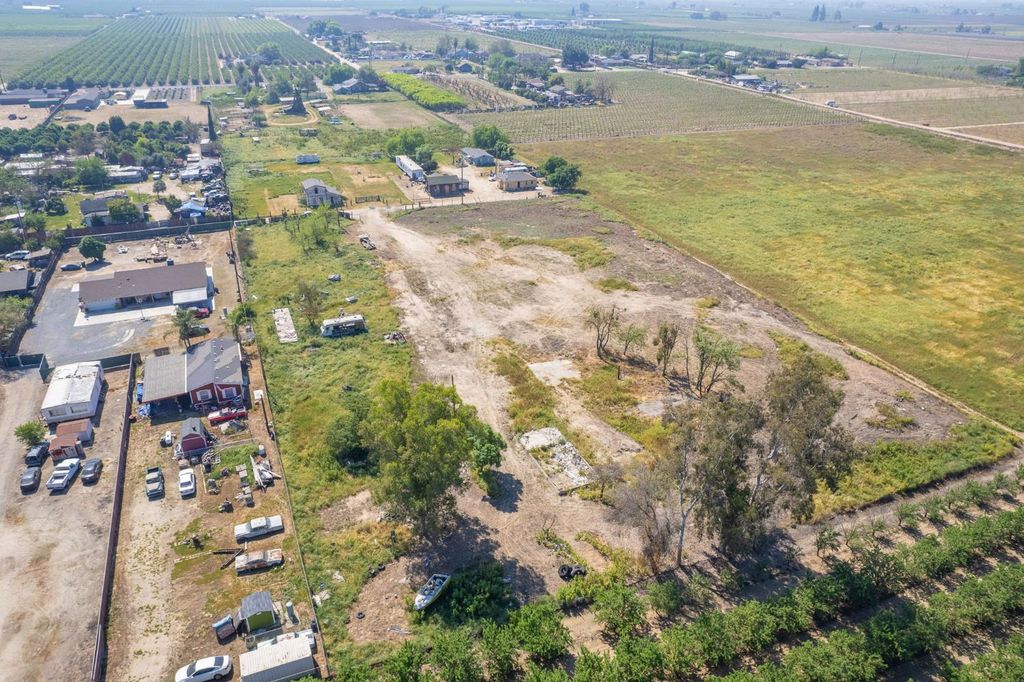 Image 13 of property listing at 465 6th Avenue Drive, Kingsburg, CA 93631