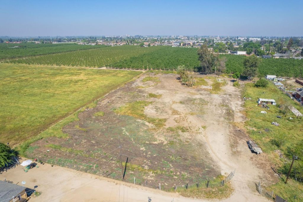 Image 15 of property listing at 465 6th Avenue Drive, Kingsburg, CA 93631