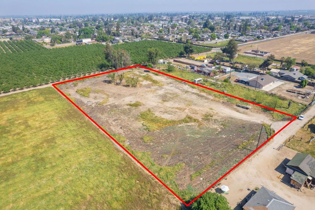 Image 2 of property listing at 465 6th Avenue Drive, Kingsburg, CA 93631