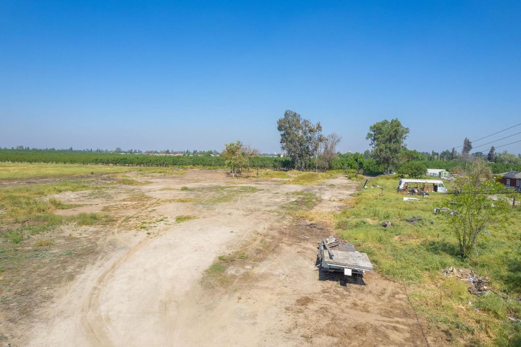 Image 3 of property listing at 465 6th Avenue Drive, Kingsburg, CA 93631