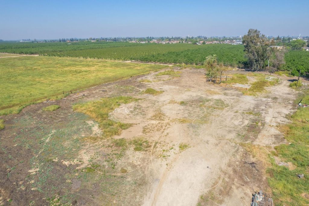 Image 4 of property listing at 465 6th Avenue Drive, Kingsburg, CA 93631